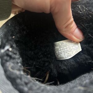 Size 9 Women’s Uggs Black worn 3-5 times in great condition basically new.